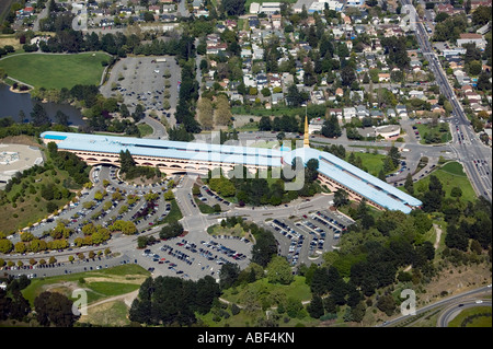 Luftaufnahme über Frank Lloyd Wright Marin civic Center San Rafael, Kalifornien Stockfoto