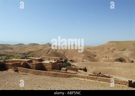 Dorf in der Wüste zwischen Marrakesch und den Ausläufern des Atlas, Marokko. Stockfoto