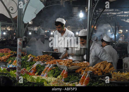 Nacht Markt auf dem Hauptplatz von Djeema el Fna, Marrakesch. Stockfoto