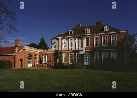 Queen Anne Style Haus mit modernen Anbau, gesehen vom Garten im Sommer abends Norfolk England Großbritannien Großbritannien gb Europa Eu Stockfoto