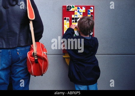 Sechs Jahre alt spielt Lego Legoland Windsor Nr London England Großbritannien Vereinigtes Königreich Großbritannien Europa eu Stockfoto