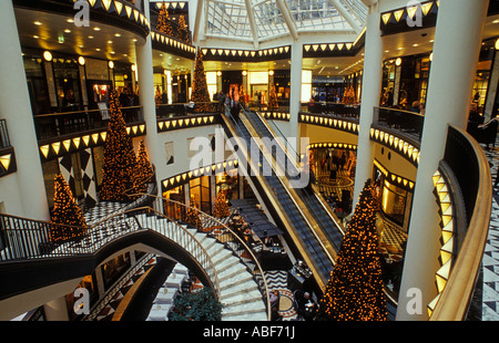 Berlin. Friedrichstraße. Innere des Quartier 206 in der Weihnachtszeit. Luxuriös, extravagant Einkaufszentrum. Stockfoto