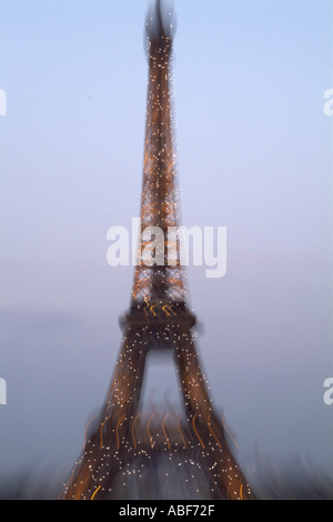 Frankreich Paris den Eiffelturm in der Abenddämmerung Stockfoto