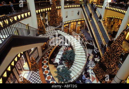 Berlin. Friedrichstraße. Innere des Quartier 206 in der Weihnachtszeit. Luxuriös, extravagant Einkaufszentrum. Stockfoto