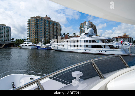 Motoryachten auf Intra coastal Waterway Ft Lauderdale, Florida Stockfoto