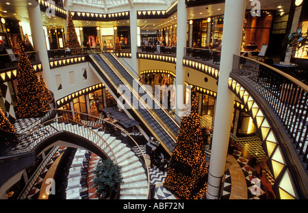 Berlin. Friedrichstraße. Innere des Quartier 206 in der Weihnachtszeit. Luxuriös, extravagant Einkaufszentrum. Stockfoto