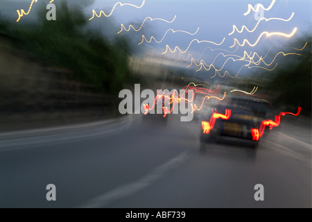 Autos bewegen auf der Autobahn gesehen durch eine verschwommene Windschutzscheibe, Paris, Frankreich. Stockfoto