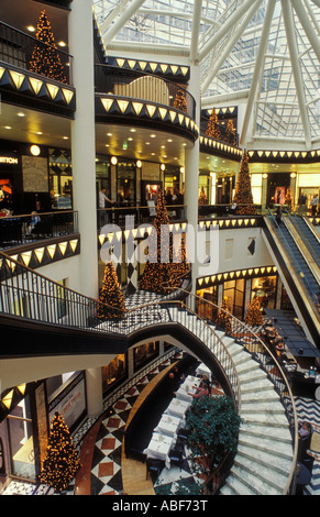 Berlin. Friedrichstraße. Innere des Quartier 206 in der Weihnachtszeit. Luxuriös, extravagant Einkaufszentrum. Stockfoto