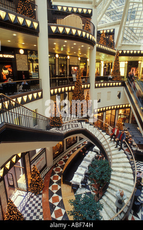 Berlin. Friedrichstraße. Innere des Quartier 206 in der Weihnachtszeit. Luxuriös, extravagant Einkaufszentrum. Stockfoto