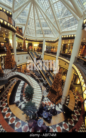 Berlin. Friedrichstraße. Innere des Quartier 206 in der Weihnachtszeit. Luxuriös, extravagant Einkaufszentrum. Stockfoto