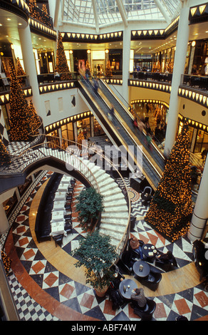 Berlin. Friedrichstraße. Innere des Quartier 206 in der Weihnachtszeit. Luxuriös, extravagant Einkaufszentrum. Stockfoto