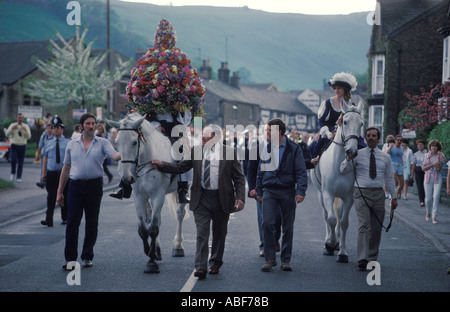 Castleton Garland Day. 29. Mai 1980. König und Königin König unter Girlande von Blumen, die auf dem Kirchturm platziert ist. DERBYSHIRE UK HOMER SYKES Stockfoto