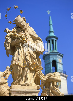 Posen, Wielkopolaska, Polen. Stary Rynek (Altmarkt) Statue: St. Johannes Nepomuk. Rathausturm hinter Stockfoto