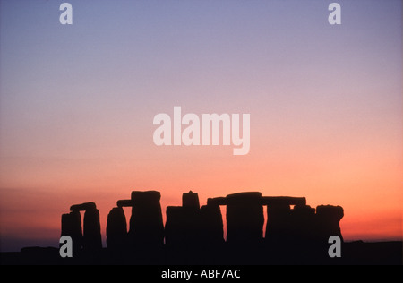 Stonehenge Sonnenuntergang die untergehende Sonne, rosa rot blauer Himmel Nr Amesbury Wiltshire England Großbritannien HOMER SYKES Stockfoto