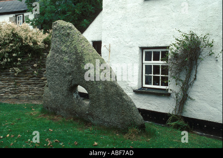 Tolvan Holed Stone n a Back Garden Gweek, Cornwall, England, Großbritannien 1993. 1990 HOMER SYKES Stockfoto