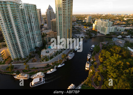 Büro-Hochhaus-Türme und Eigentumswohnungen überragen New River in der Innenstadt von Fort Lauderdale, Florida Stockfoto