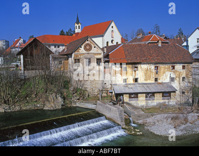 Skofja Loka, Gorenjska, Slowenien. Alte Gebäude durch den Fluss Selscica Stockfoto