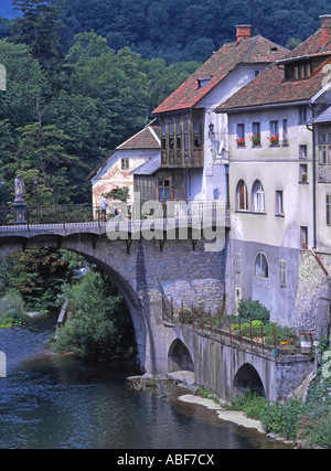Skofja Loka, Gorenjska, Slowenien. Häuser am Ufer des Selscica Flusses. Ehemaliges Brücke (18thC) Stockfoto