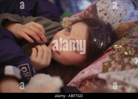 zehn Jahre altes Mädchen camping auf Sommertag im englischen Garten Stockfoto