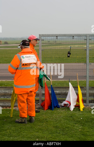 Streckenposten und farbigen Sicherheitsflaggen an Rennstrecke Stockfoto