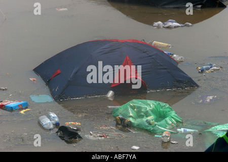 Der Campingplatz Überschwemmungen beim Glastonbury Music Festival 2005. Stockfoto