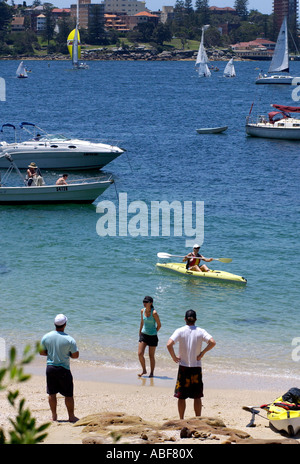 Familien und Touristen genießen Sie die Sonne am Riff Strand am Hafen von Sydney in der Nähe von Manly New South Wales Australien Stockfoto