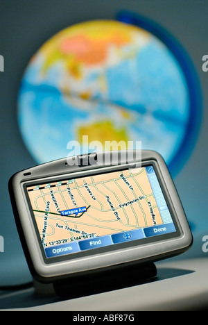 GPS-SATELLITEN-NAVIGATIONSINSTRUMENT VOR GLOBUS Stockfoto