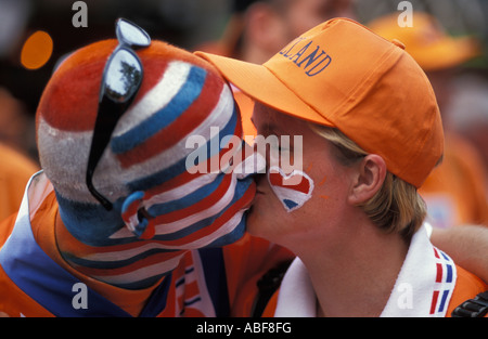 Amsterdam Niederlande Holland Anhänger der niederländischen Fußball-Nationalmannschaft. Mann und Frau küssen Stockfoto