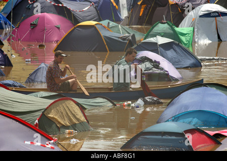 Der Campingplatz Überschwemmungen beim Glastonbury Music Festival 2005. Stockfoto