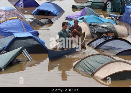 Der Campingplatz Überschwemmungen beim Glastonbury Music Festival 2005. Stockfoto