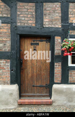 Great Budworth Dorf Haus vordere Tür Northwich Holz gerahmt Rahmen Ziegel Holz Holz Antik Cheshire England UK Großbritannien Stockfoto