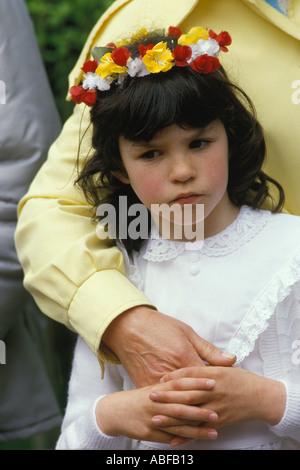 Besorgtes ängstliches Mädchen, das Mütter Hand hält, bevor sie an einer Community Dance Event Helston Cornwall 1989 1980s UK HOMER SYKES teilnehmen will Stockfoto