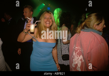Rauchend, tanzend, Cocktails, UK der 1980er Jahre. Innenclub Gloucestershire, England, ca. 1985 HOMER SYKES Stockfoto