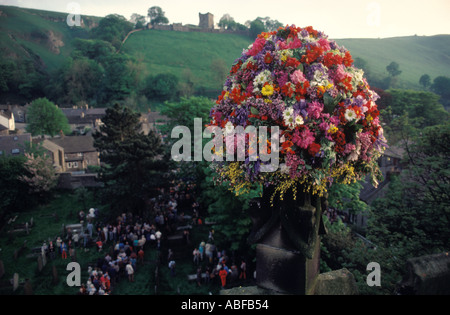 Castleton Garland Day. Blumengirlande auf dem Turm der St. Edmunds Church am 29. Mai 1980, Derbyshire Castleton Castle auf einem Hügel. HOMER SYKES Stockfoto