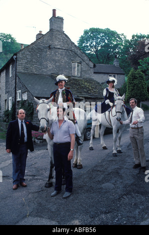 Castleton Garland Day. 29. Mai 1980. König und Königin oder Pferd zurück und Ausschussmitglieder Derbyshire UK HOMER SYKES Stockfoto