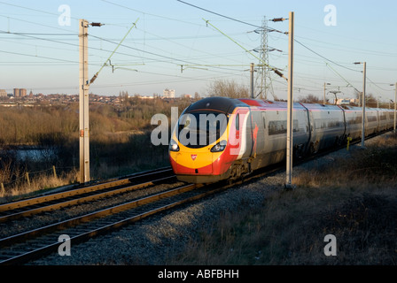 eine Jungfrau Pendolino Zug Klasse 390 WWU in der Nähe von Dudley Port in den West midlands Stockfoto