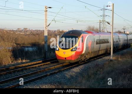 eine Jungfrau Pendolino Zug Klasse 390 WWU in der Nähe von Dudley Port in den West midlands Stockfoto