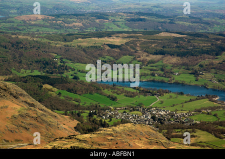 Ein Blick auf das Dorf Coniston und Coniston Water vom Gipfel des alten Mannes Coniston Stockfoto