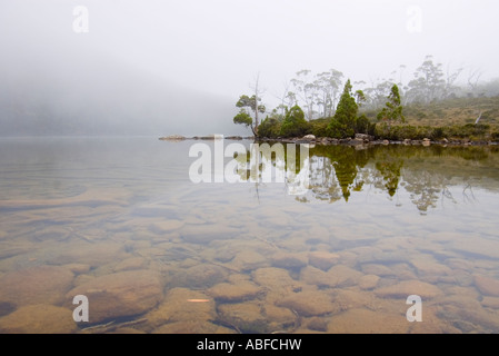 Moody alpine lake Stockfoto