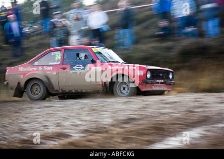 Schlammigen roten Ford Escort Rallyeauto fahren auf Schotter Steinen und Schlamm Stockfoto