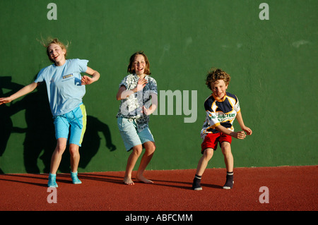 Energetische Kinder, die Spaß und Hüpfen Stockfoto