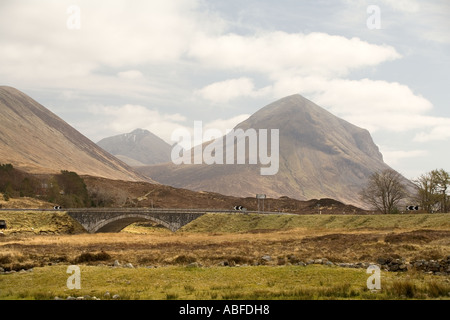 UK Schottland Isle Of Skye Sligachan neue Brücke für A87 Straße Cuillin Hills auf der Durchreise Stockfoto