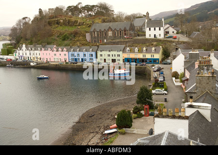 UK Schottland Isle Of Skye Portree Hafen Kai Häuser und K6 Telefonzelle Stockfoto