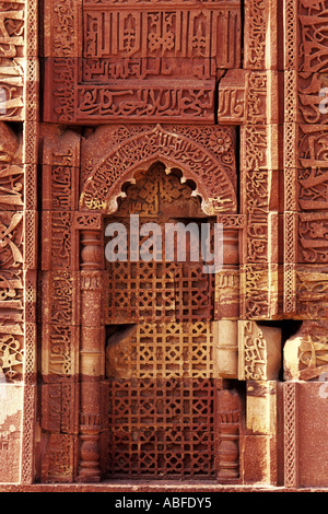 Architektonische Details an den Qutb Minar-Komplex in der Nähe von Delhi, Indien Stockfoto