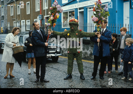 Burry man oder Burryman South Queensferry Nr Edinburgh zweiter Freitag jährlich im August Schottland 1971 1970er Jahre Helfer und lokale Kinder. HOMER SYKES Stockfoto