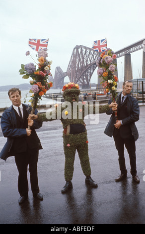 Burry man South Queensferry Schottland Großbritannien Firth of Forth Bridge im Hintergrund 1971 1970er Jahre UK jährliche Veranstaltung am zweiten Freitag im August. HOMER SYKES Stockfoto