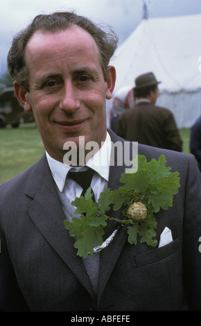 Am 29. Mai trägt ein Mitglied des Komitees im Dorf Grovely Forest Rights, Great Wishford Wiltshire 1970s UK einen Eichenapfel in seinem Knopfloch Stockfoto