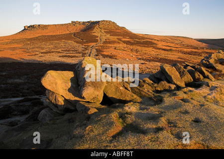 Higger Tor in der Morgendämmerung, Ansicht von Carl Wark hill Fort, Peak District National Park, South Yorkshire, England Stockfoto