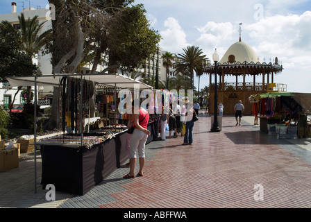 dh Marktstände Avenida La Marina ARRECIFE LANZAROTE Arrecife auf Promenade und hölzerne Musikpavillon Stockfoto