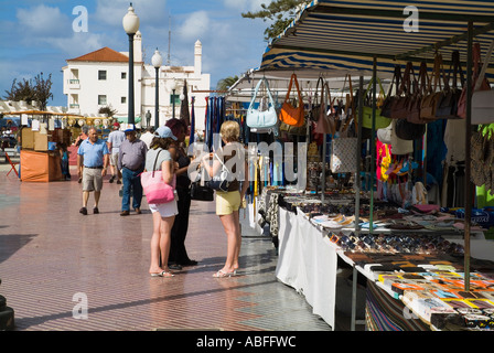 dh Stände an Strandpromenade Avenida La Marina ARRECIFE LANZAROTE Touristen Einkaufen in Arrecife Markt Stockfoto